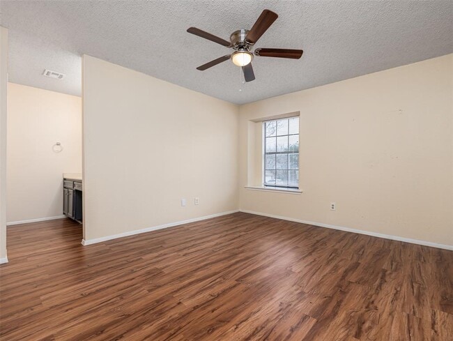 Building Photo - 706 Rollingway Dr