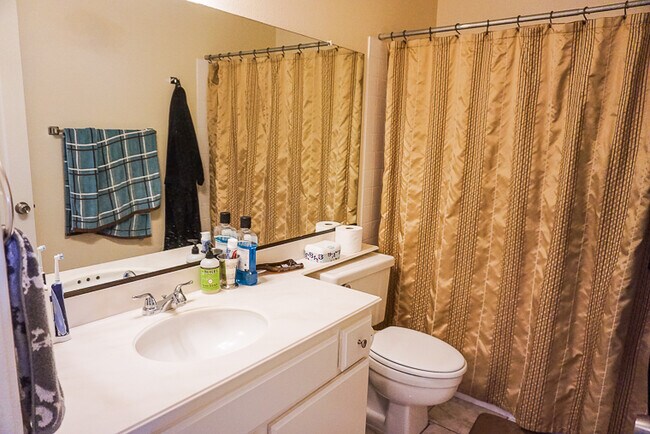 Building Photo - Beautiful 3 bed 2.5 bath Townhome in Orange