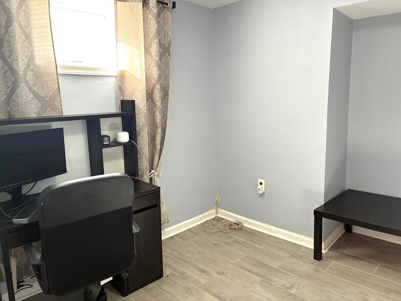 Office Nook - 5112 Hollywood Rd