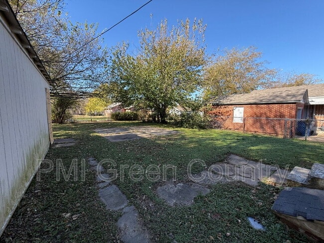 Building Photo - 2432 N Quincy Ave