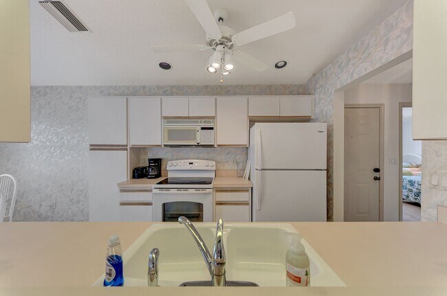 Building Photo - GEORGOUS 2 BEDROOM, 2BATHROOM, TURN KEY FU...