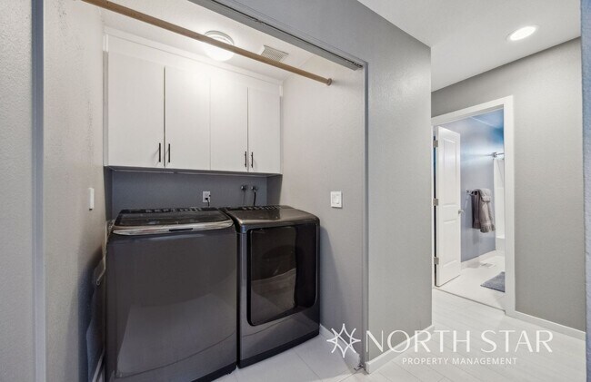 Building Photo - Beautifully Updated Contemporary Home in t...