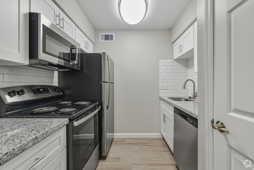 2BR, 2BA - 950SF - B2FP - Kitchen - Avaya Stafford