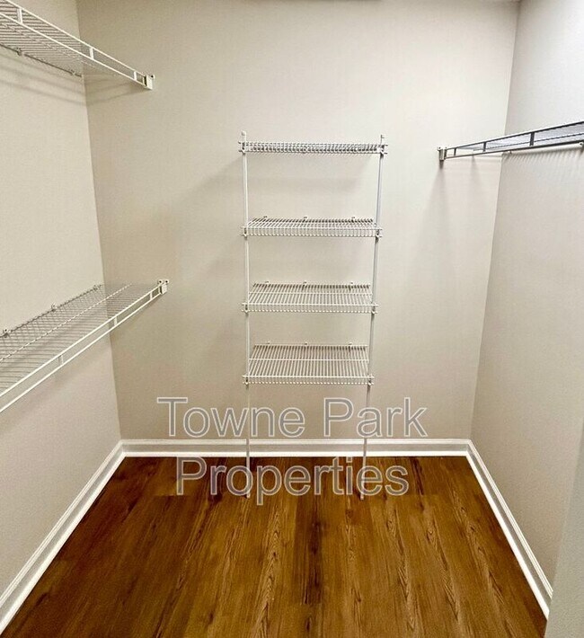 Building Photo - 327 Greendale Pl