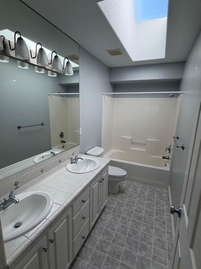 Building Photo - 5 Bedrooms and 2.5 Bathrooms with Views of the Rolling Hills of Corvallis Country Club