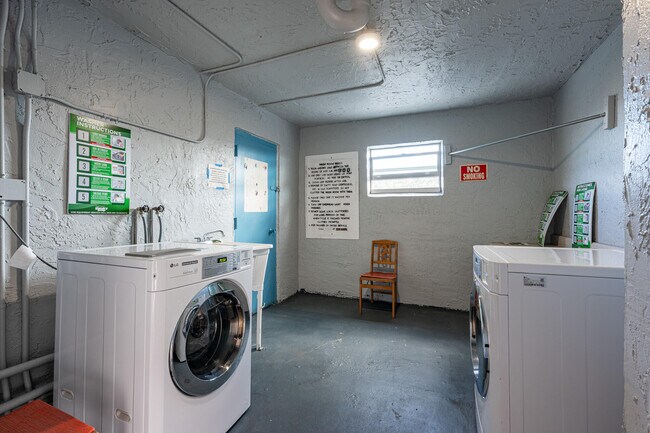 Building Photo - 729 Lori Dr