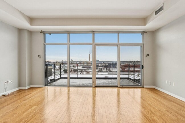 Building Photo - 106 W Seeboth St