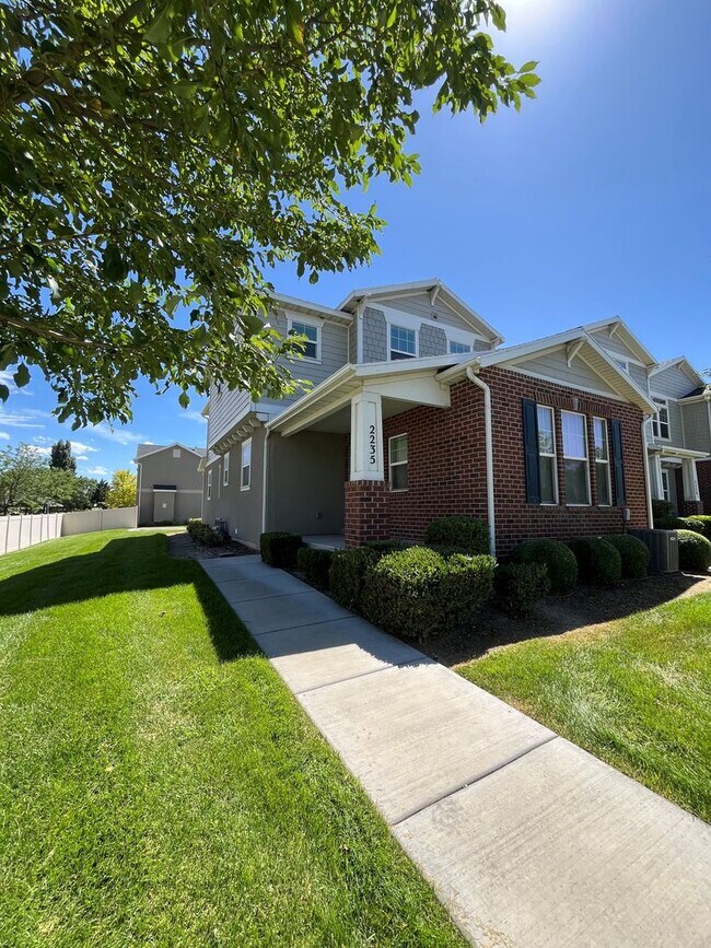 Building Photo - Spacious 3 Bed, 2.5 Bath Townhome in Pleasant Grove