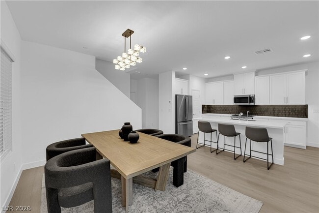 Building Photo - 600 N Carriage Hill Dr