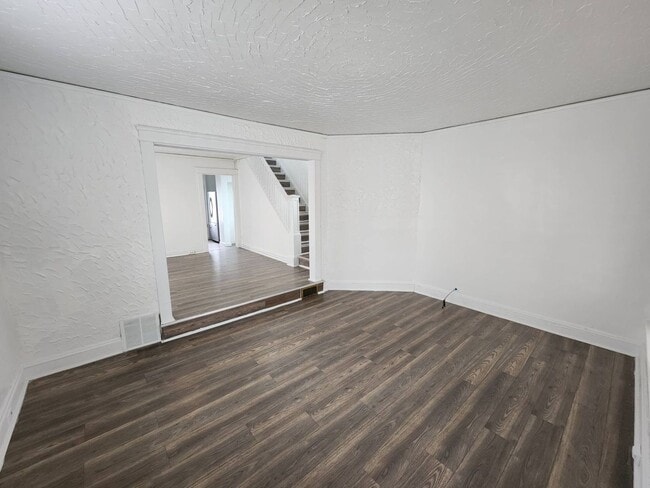 Building Photo - Charming 3-Bedroom Property in Prime Location