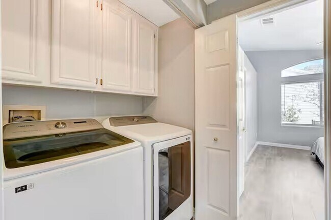 Building Photo - Short Term Rental & Furnished