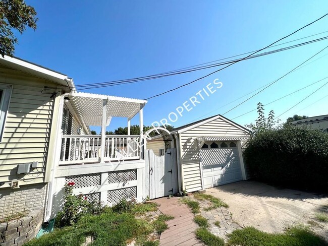 Building Photo - Fully Furnished! Adorable 4 bedroom, 1.5 bath