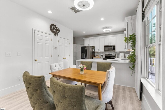 Building Photo - 154 S Lake Emory Dr