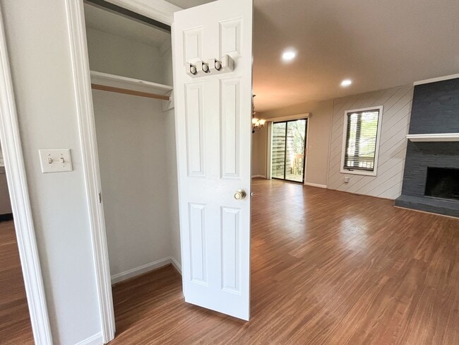 Building Photo - Beautiful 3-story 2 bedroom, 2 1/2 bathroom townhome in Winston Salem