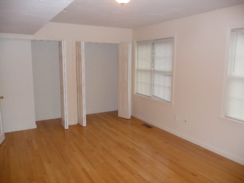 Building Photo - 104 Pond St