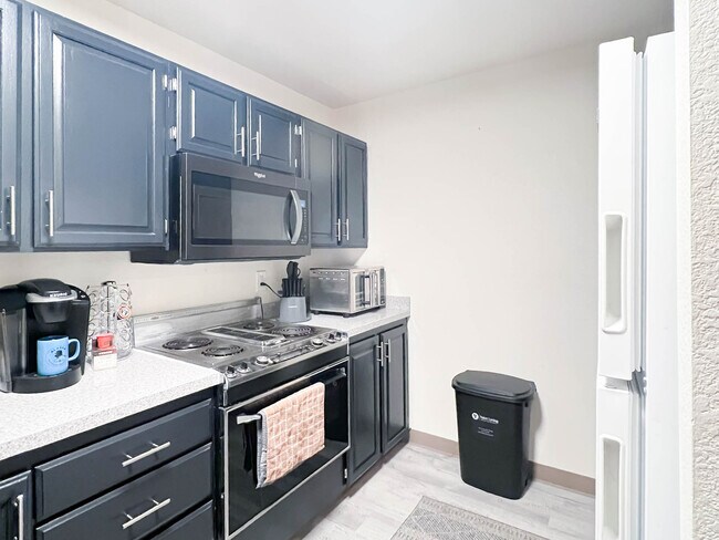 Building Photo - 1170 Denali St