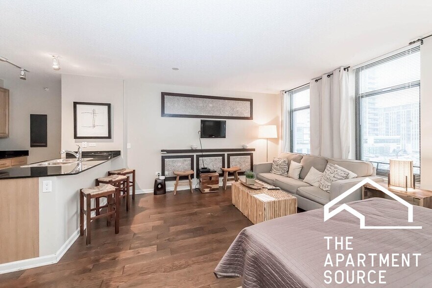 Building Photo - 353 N Desplaines St