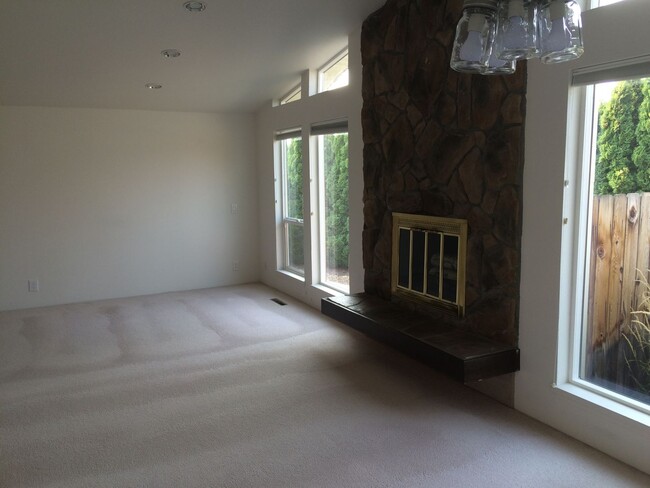 Building Photo - PENDING APPLICATIONS! Single Family Home i...