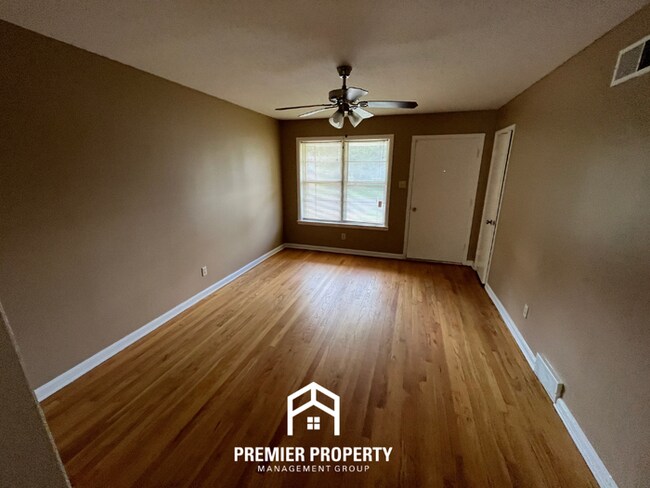 Building Photo - 3BR/1.5BA Memphis Rental with Tile Flooring, Brick Fireplace & Fenced Yard