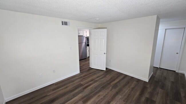 Building Photo - 85 E Ridge Rd