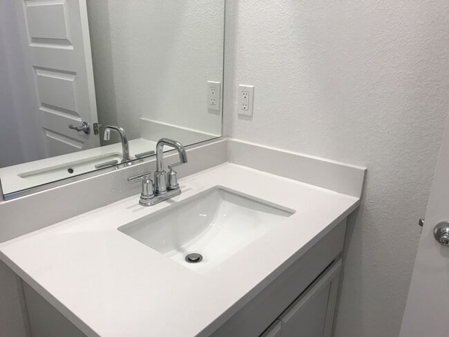 Building Photo - New neighborhood 1 Bedroom 1 bath unit