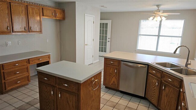 Building Photo - 16 Brenda Ln