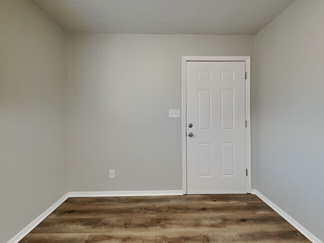 Building Photo - Updated 3-Bed Home with Granite Kitchen Near Shopping & Highways – Independence, MO