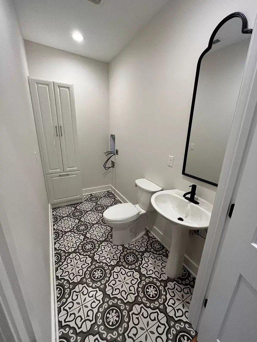 Building Photo - 504 Broadway St