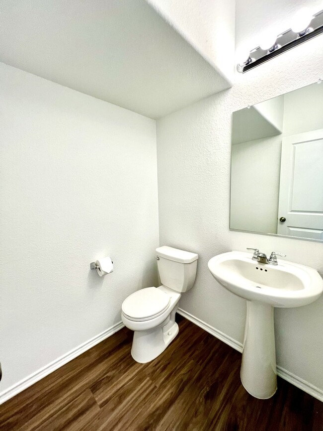 Building Photo - Beautiful 3 beds 2.5 baths in Lago Vista