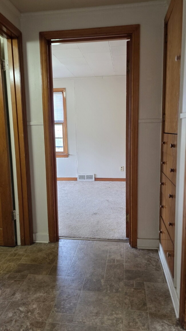 Building Photo - Large 2 Bedroom Upper Apartment in Menasha WI