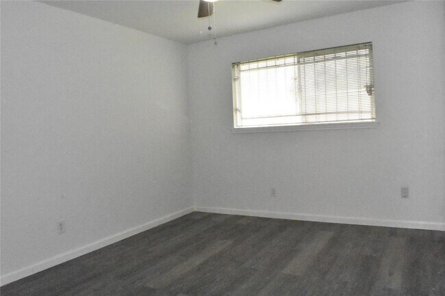 Building Photo - 10427 Huntington Wood Dr