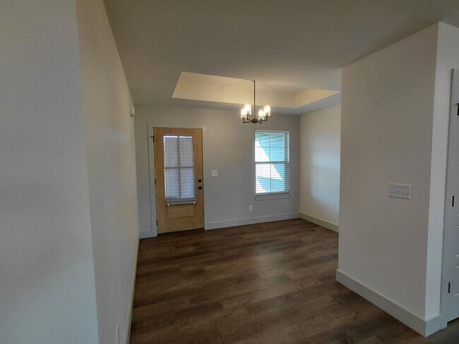 Building Photo - Beautiful home close to post