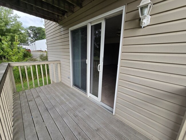 Building Photo - Large 3 Bedroom Townhouse in Burrell Schoo...