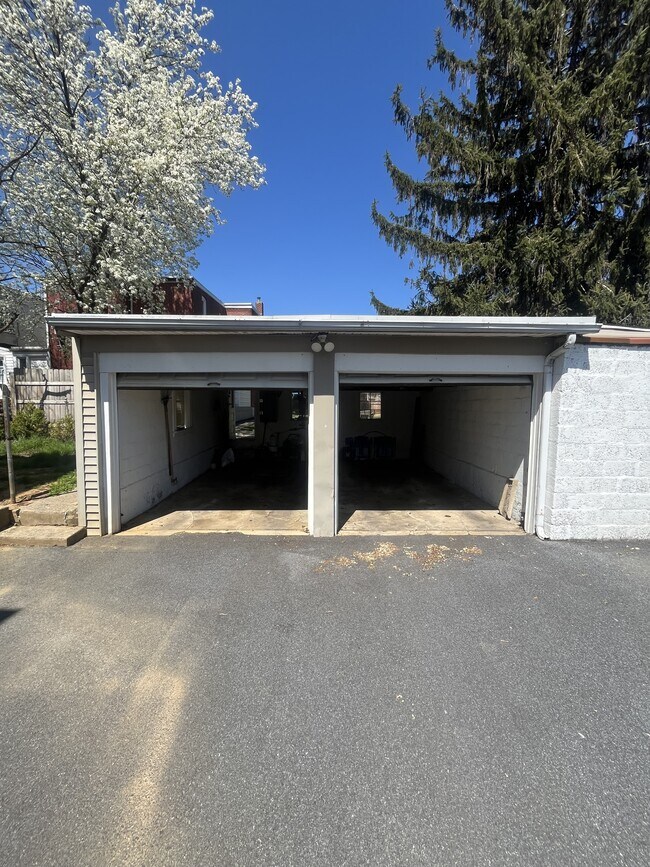 Building Photo - 220 E Liberty St