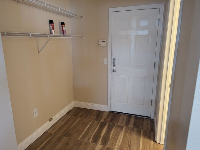 Building Photo - FOR RENT 4 Bedroom 2 1/2  Bath with Den/Office/5th bedroom, Furry  friends Welcome!