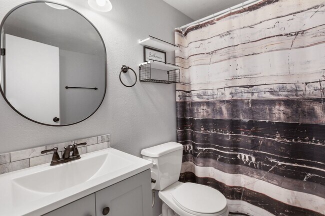 Building Photo - Move in ready home on Parkview