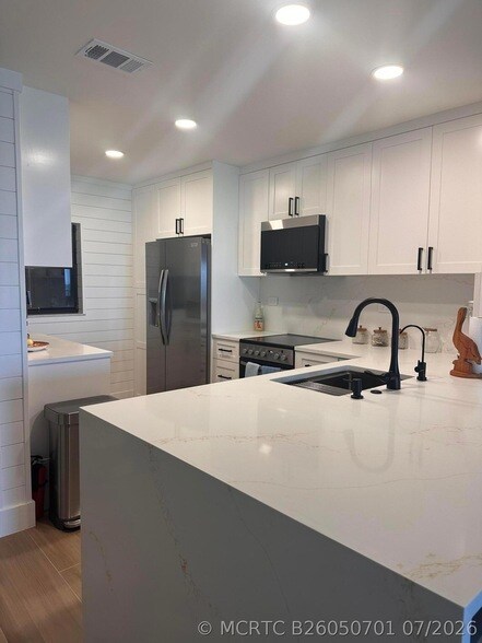 Building Photo - 7430 S Ocean Dr