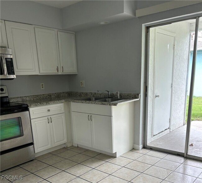 Building Photo - 953 NE Pine Island Ln