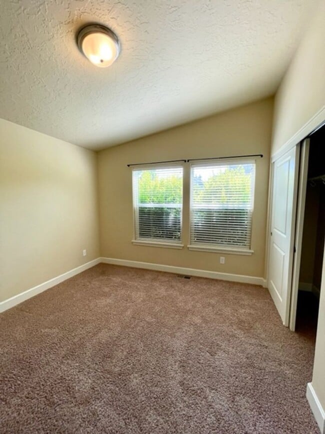 Building Photo - Gorgeous single level home in NE Bend!