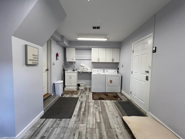 Building Photo - 817 Cypress Dr