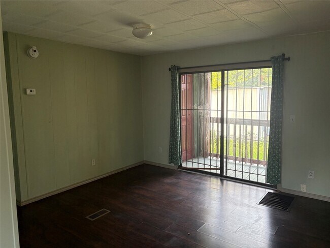 Building Photo - 16211 N Shore Dr