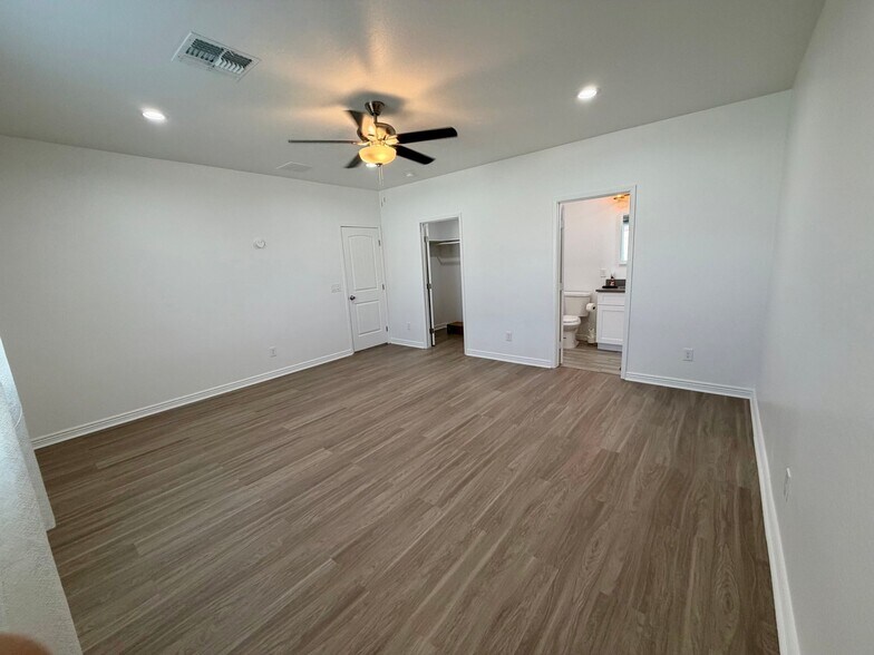Building Photo - 6745 N 53rd Dr