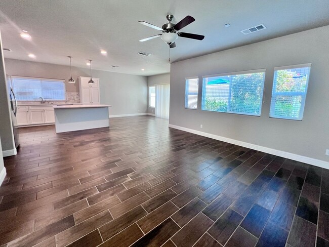 Building Photo - $2,795 Leonard & Gettysburg, 3 Bedroom 2.5...