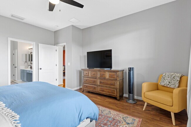 Building Photo - 545 Tuscanny St