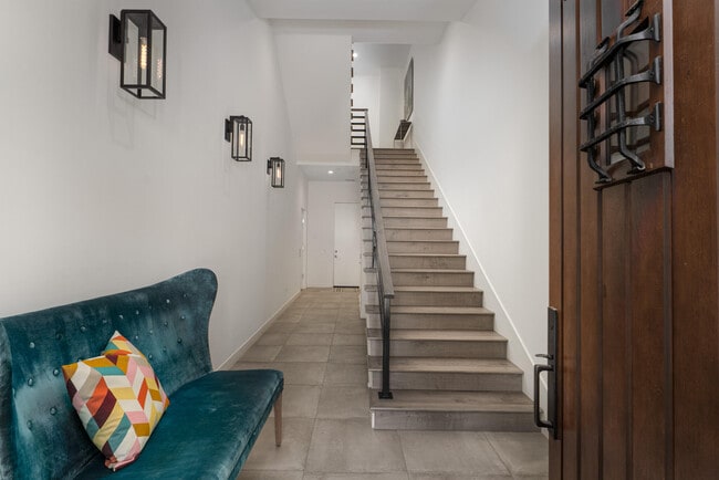 Building Photo - 233 Calle La Soledad