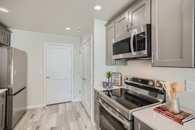 Building Photo - 3 bedroom - Date St