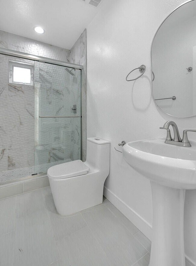 Building Photo - Luxury 2 & 4 Bed Townhomes in NoHo!