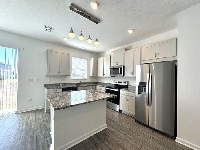 Building Photo - 3 Bedroom 2.5 Bathrooms Townhouse at Spring Isle Palms