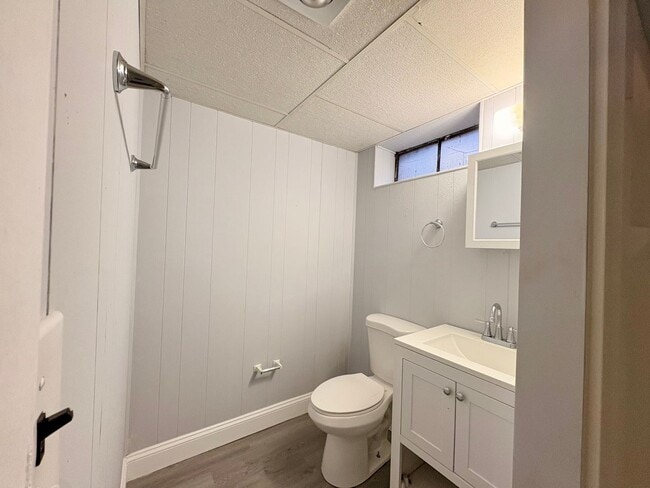 Building Photo - Sprawling Brick Ranch with Huge Lot & Garage in Prime Nottingham Location