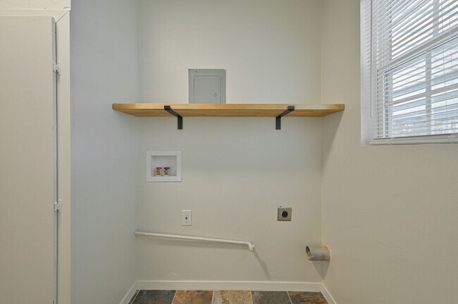 Building Photo - 416 Betty Ln